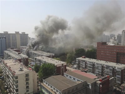 昨日，北京海淀區(qū)紅聯(lián)南村小區(qū)施工工地挖斷燃?xì)夤艿?，造成爆炸引發(fā)居民樓火災(zāi)，致1死2傷，發(fā)生爆炸起火現(xiàn)場濃煙滾滾。CICPHOTO/總匯 攝