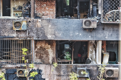 爆燃后的居民樓現(xiàn)場。