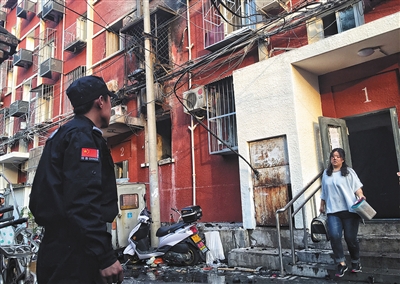 居民整理完家中的貴重物品后從居民樓走出。