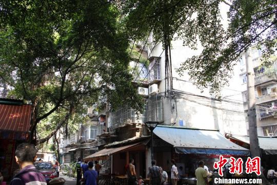 圖為煤氣爆燃民房。 朱柳融 攝