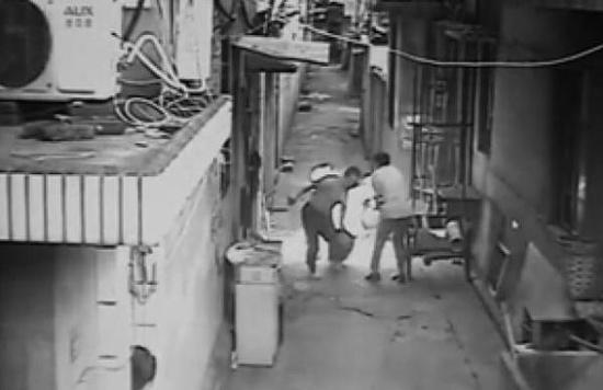 柳兆偉拖著冒火的煤氣瓶往河邊跑。視頻截圖